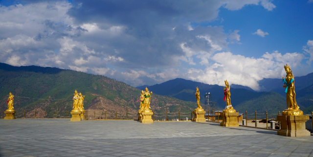 Plaza of statues in front of the great Buddha.